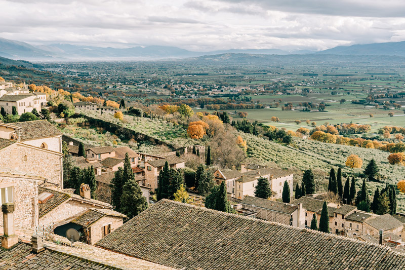 Tour of Umbria by Ferrari: where to see the autumn foliage in Umbria